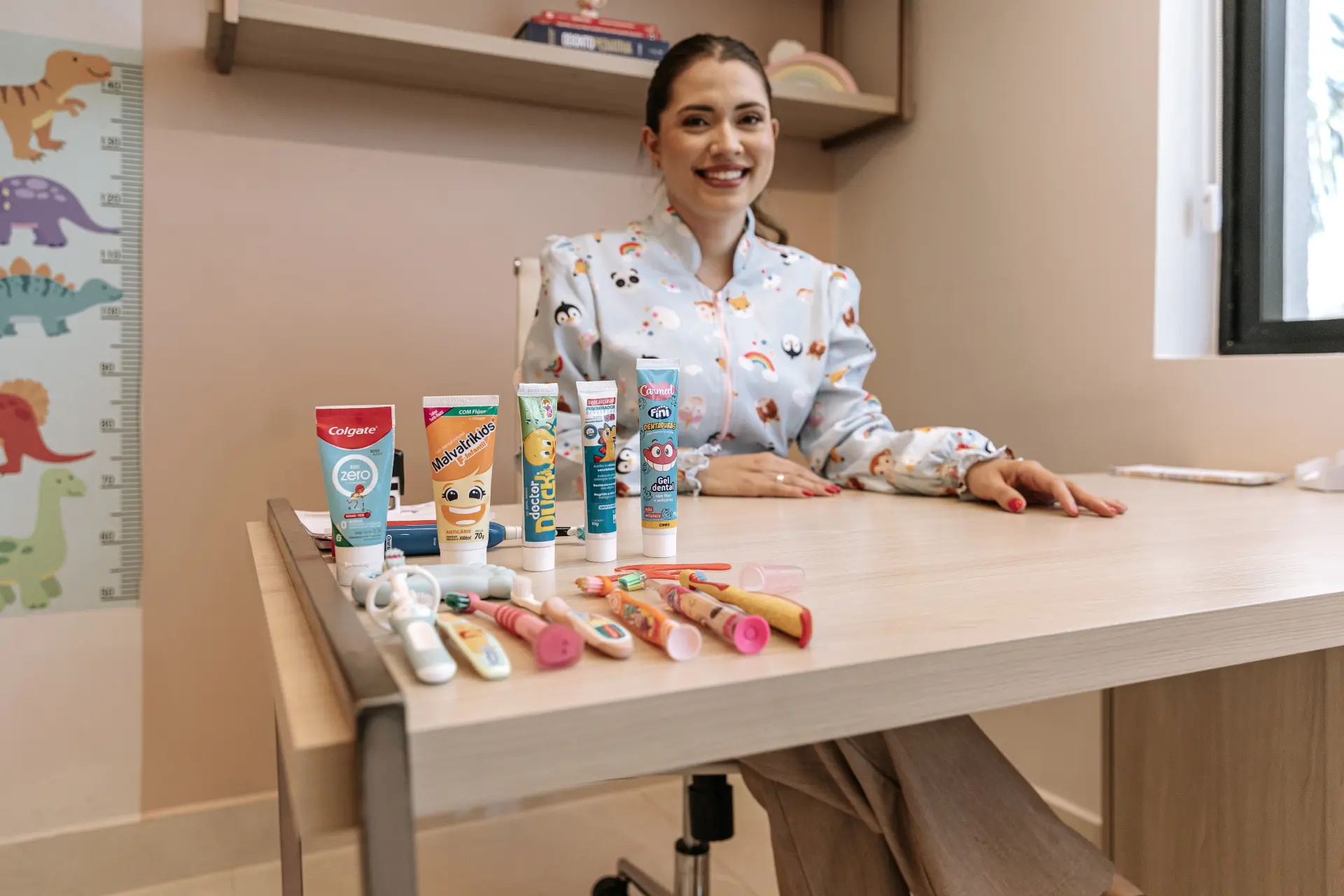Mesa com cremes dentais e escovas infantis recomendadas